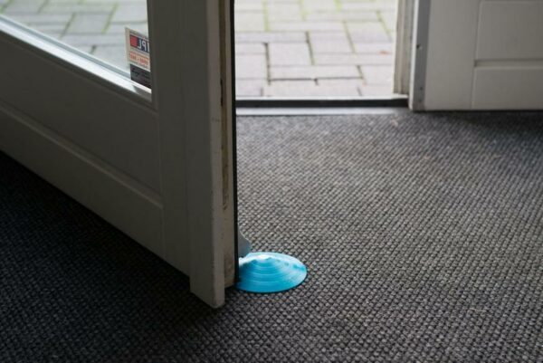 Zarazka dveri DOORSTOPPER doraz plastova zabrana za dvere dverova na podlahu mix farieb Sellbox 24 ks 7