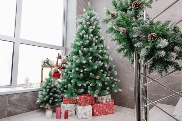 Stromcek MagicHome Vianoce Albero jedla zasnezene konce so siskami 200cm