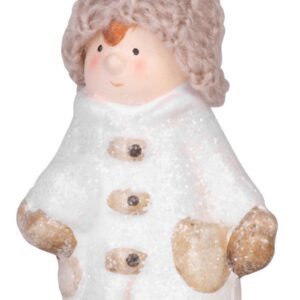 Postavicka Chlapček s pletenou čiapočkou držiac snehovú guľu