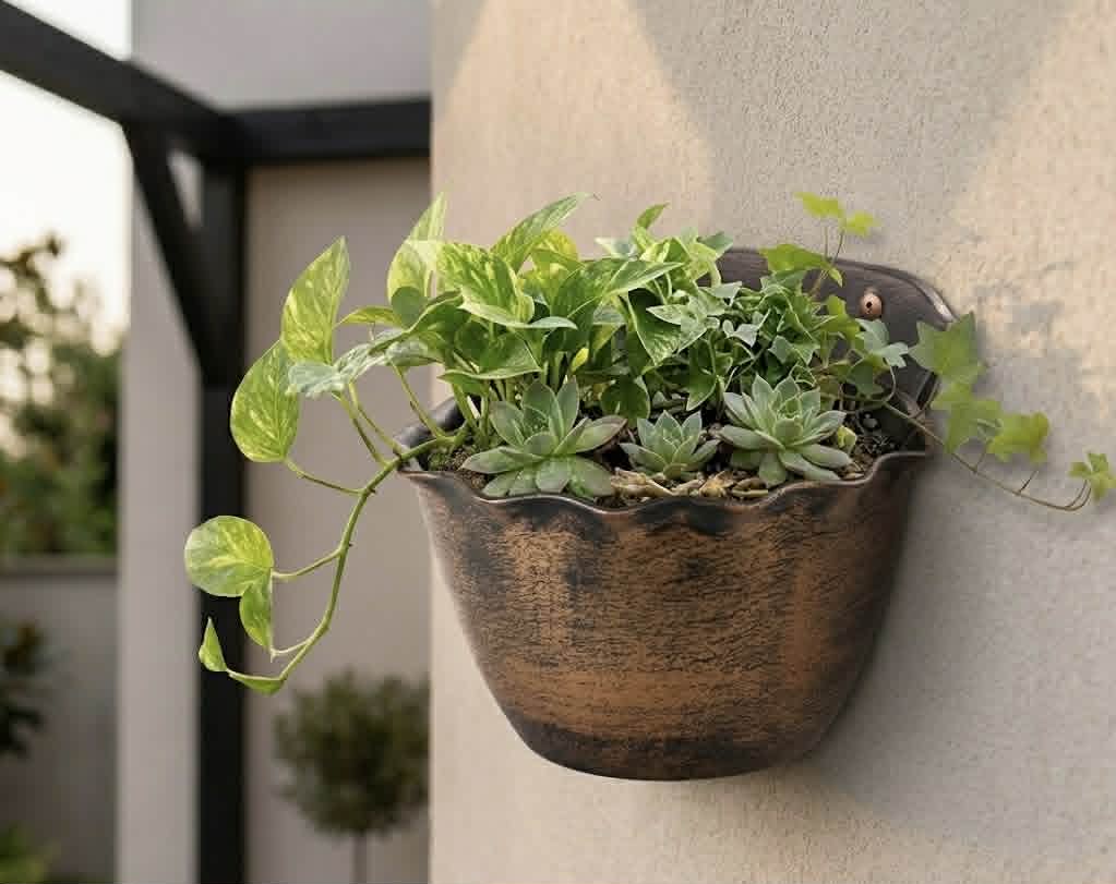 Kvetináč-Strend-Pro-Wave-26x18-cm-zlatý-metalický-efekt-závesný-1 Kvetinac Strend Pro Wave 26x18 cm zlaty metalicky efekt zavesny 1